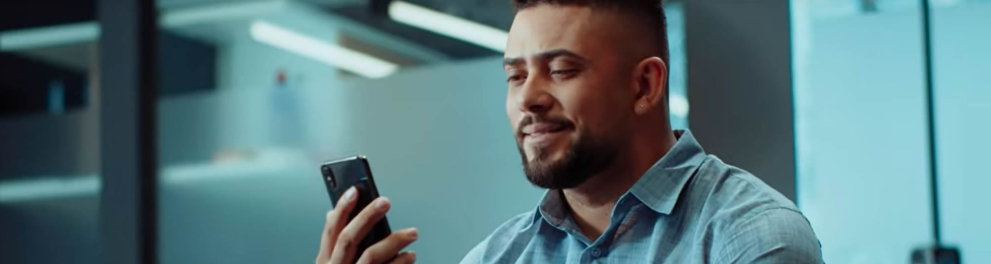 jovem com um celular na mão olhando a tela