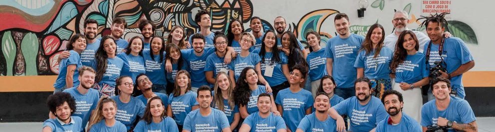 Jovens posam juntos para uma foto