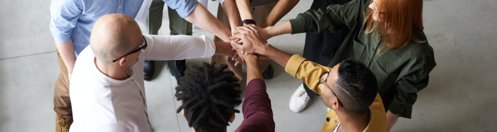 Jovens estão um círculo e juntam suas mãos