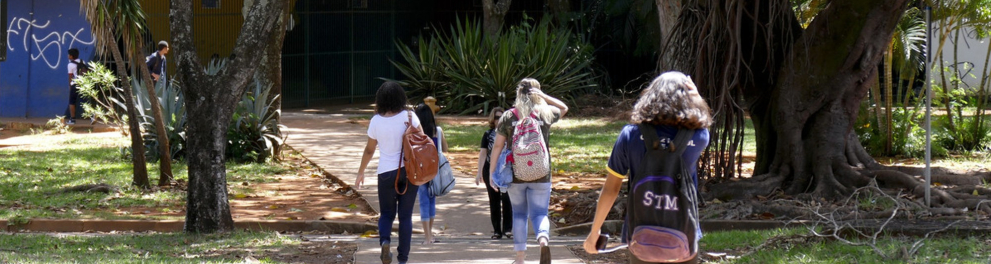 A imagem mostra uma universidade 