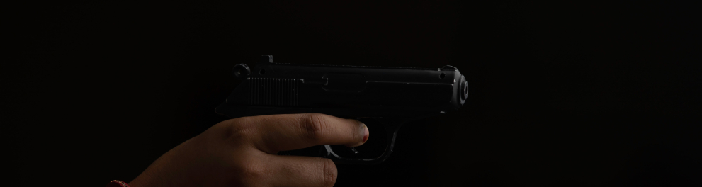 Uma pessoa segurando uma arma de fogo