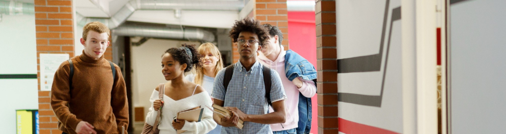 A imagem mostra jovens entrando em uma escola