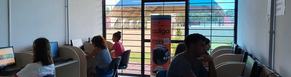 A imagem mostra estudantes em um dos laboratórios da Co.liga