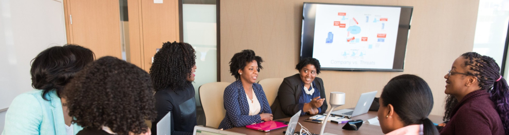 Mulheres negras em uma reunião corporativa