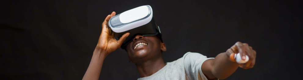 Um homem sorri enquanto usa uma máscara de realidade virtual.