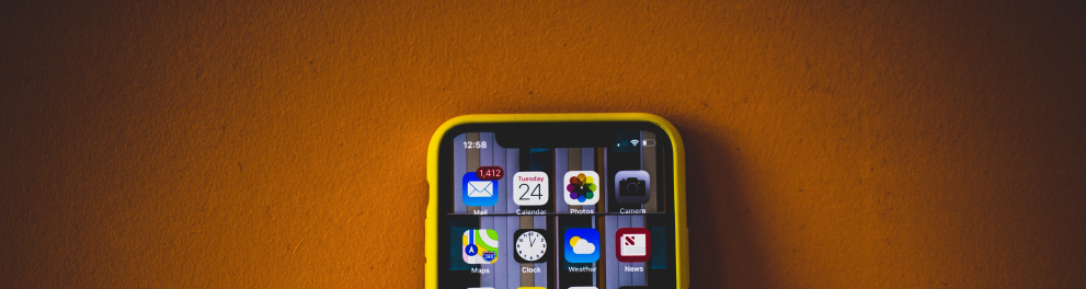 Um celular apoiado em uma parede