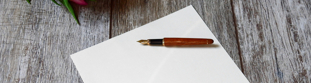 Papel em branco com uma caneta