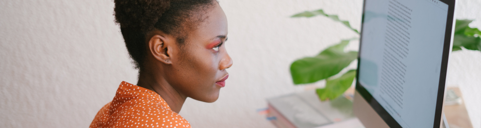 Uma mulher negra usando um computador