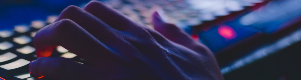 A imagem mostra uma mão em um teclado