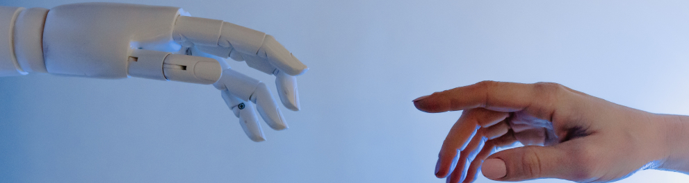 A imagem mostra uma mão humana e uma de robô