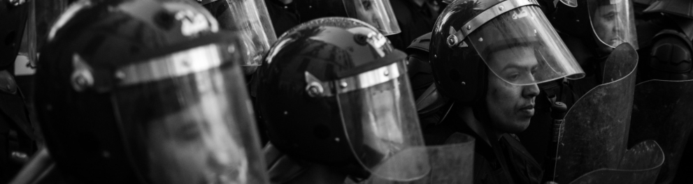 A imagem mostra uma série de policiais