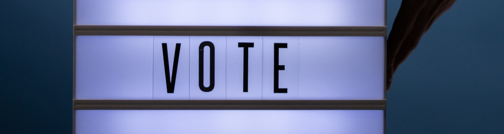A imagem mostra um letreiro com "VOTE"