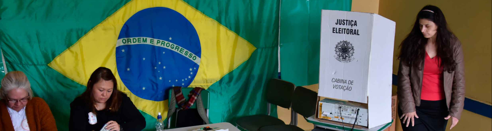 A imagem mostra uma sala de votação