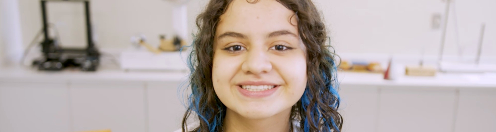 Uma jovem estudante sorrindo para uma foto