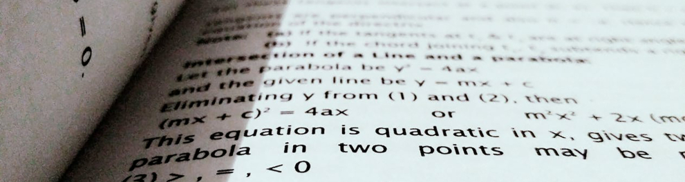 Imagem mostra página de um livro com fórmulas matemáticas.