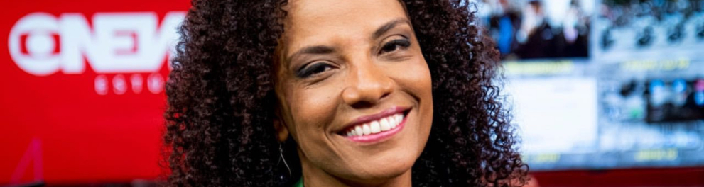 Imagem da jornalista negra Flávia Oliveira sorrindo