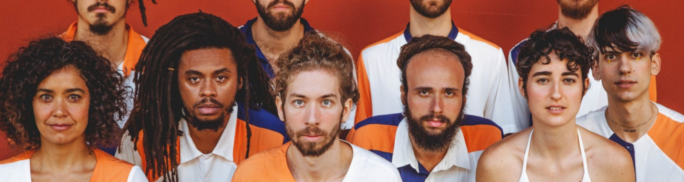 Os dez componentes do grupo Foli Griô Orquestra posando para a foto com roupas combinando entre os tons laranja, azul e branco