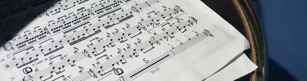 Imagem de uma partitura em cima de um banquinho