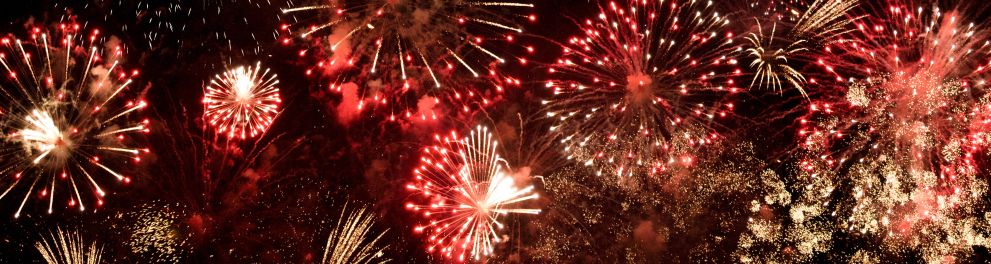 Fogos de artifício estouram no céu.