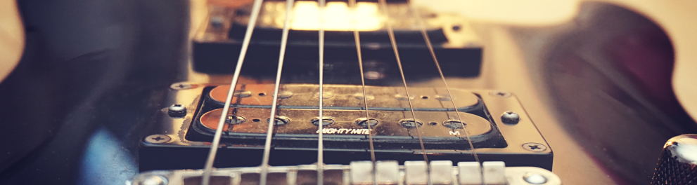 Cordas de uma guitarra focalizadas na posição vertical