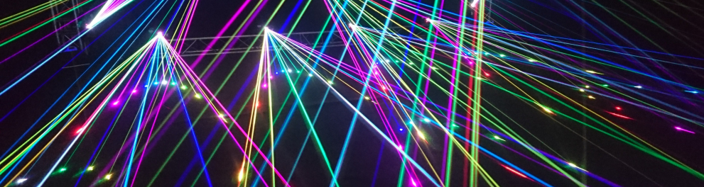 Teto de uma boate com várias luzes coloridas parecidas com raios laser 