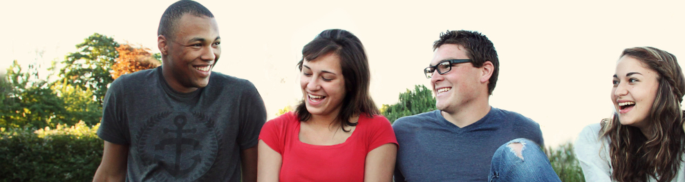 Quatro jovens sentados em um gramado