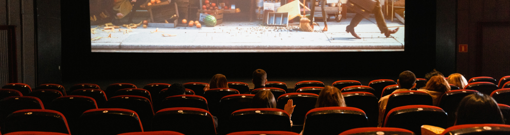 Imagem mostra uma sala de cinema.