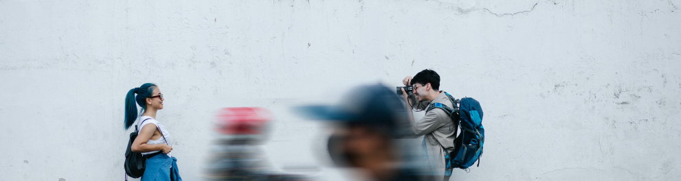 Imagem mostra uma garota sendo fotografada.