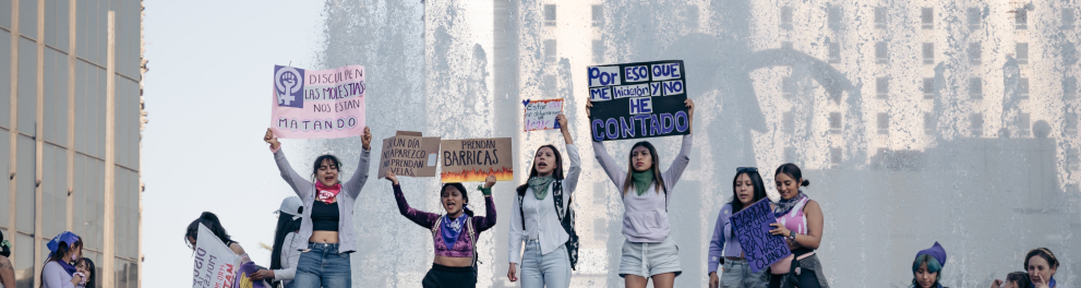 Imagem mostra pessoas na rua protestando.