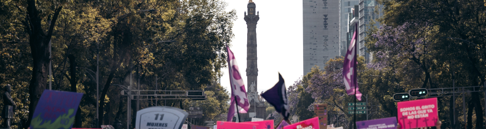 Imagem mostra pessoas na rua protestando.