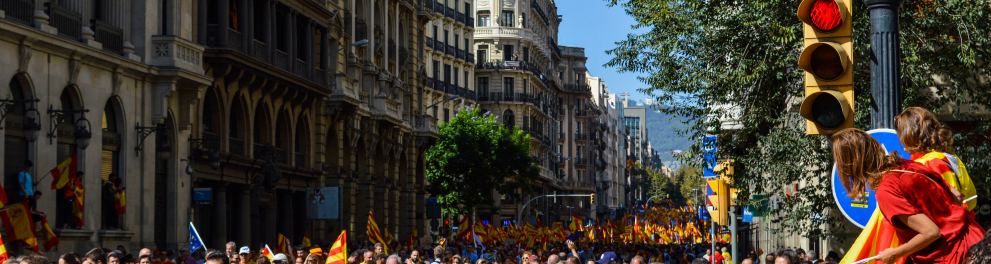 Imagem mostra pessoas na rua protestando.