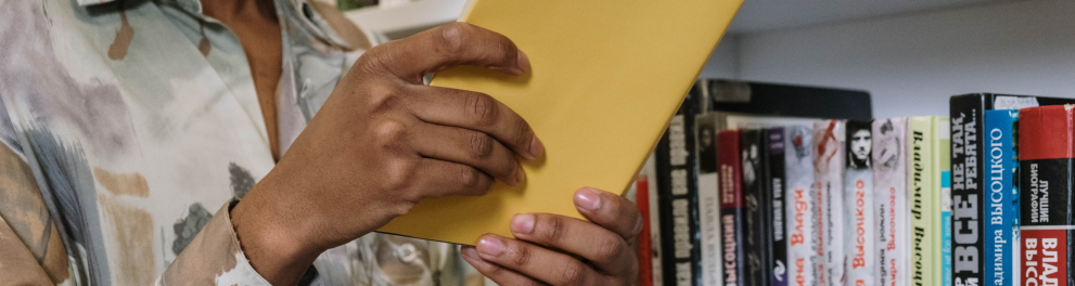 Imagem mostra um garoto lendo um livro.