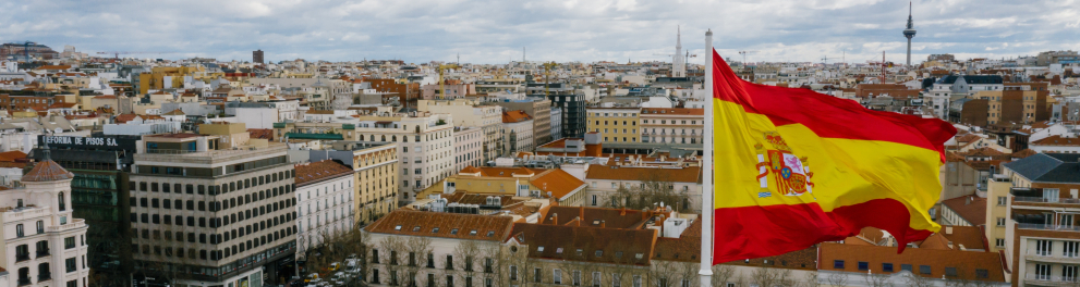 Imagem mostra uma cidade.