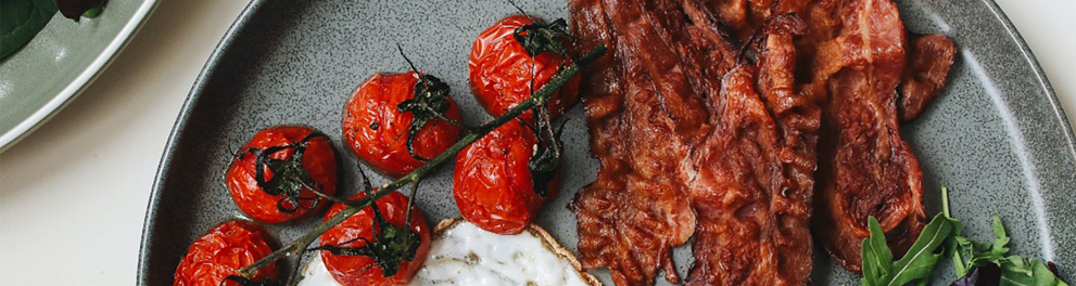 Imagem mostra pratos com comidas saudáveis 