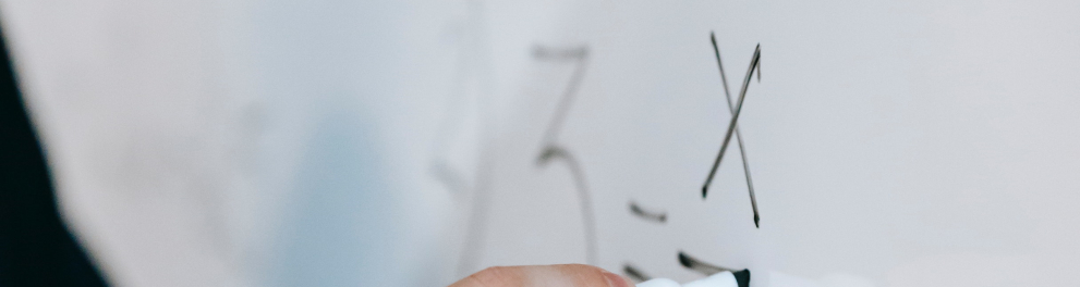 Imagem mostra uma mão em quadro branco