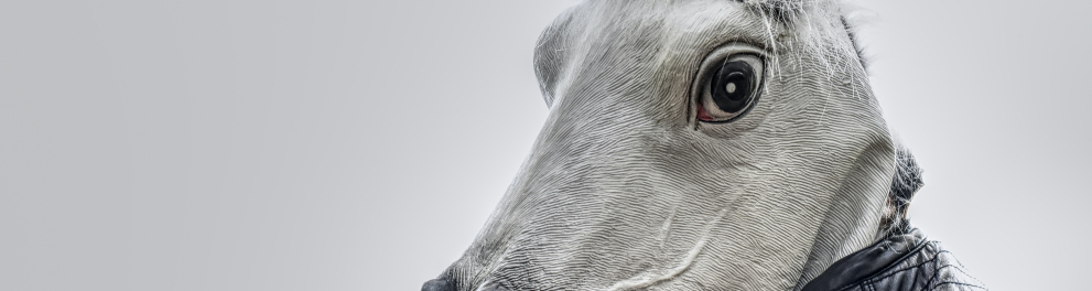 Imagem de uma pessoa com uma cabeça de cavalo branco no local da sua própria cabeça. parece ser uma máscara de cavalo