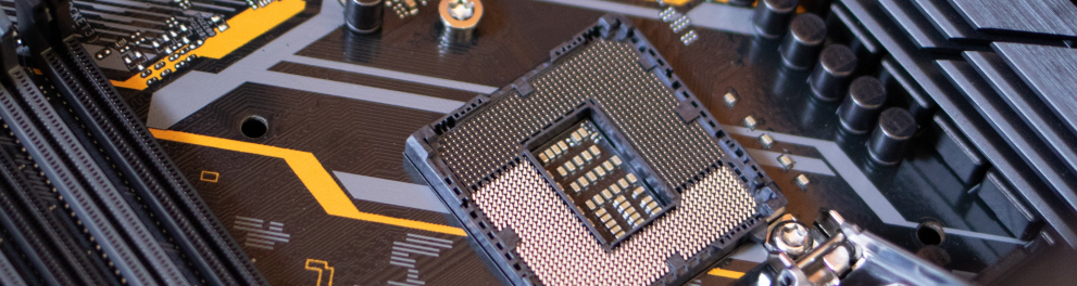 Imagem do interior de um computador, mostrando a placa mãe do aparelho tecnológico