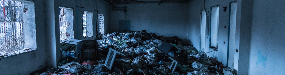 Imagem de um monte de lixo amontoado em uma sala fechada