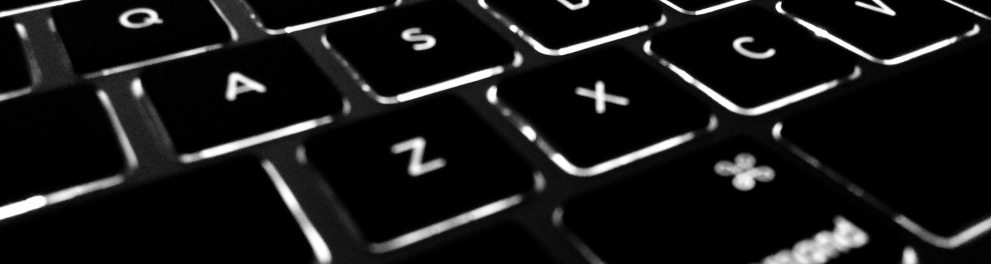 Foto closada nas teclas de um notebook preto. Aparecem as teclas posicionadas mais à esquerda do teclado padrão de um computador