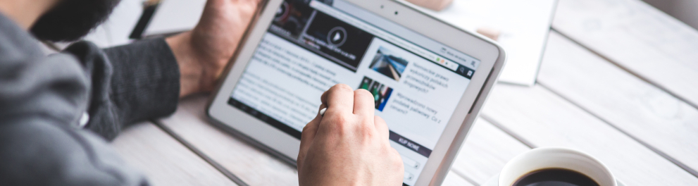 Um homem vê notícias em um tablet