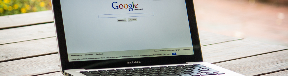 Um notebook aberto e ligado está conectado na página principal do Google