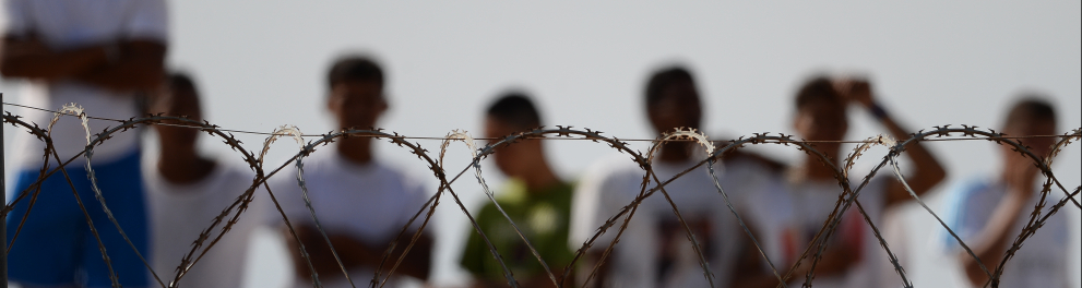 Um grupo de homens em uma penitenciária