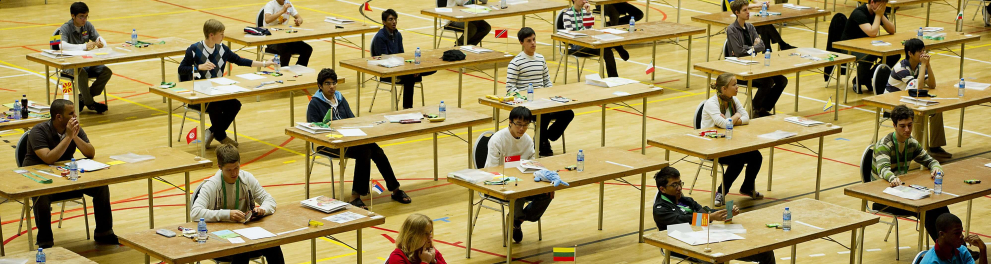 Estudantes em uma sala de aula durante um exame