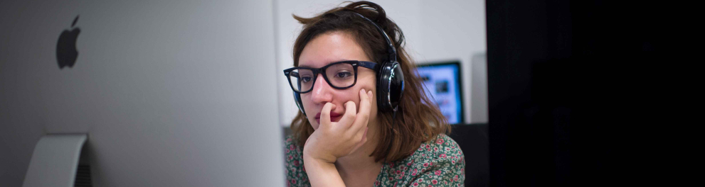 Uma mulher mexendo em um computador