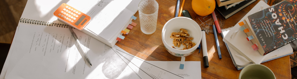 Imagem mostra uma mesa com materiais escolares.
