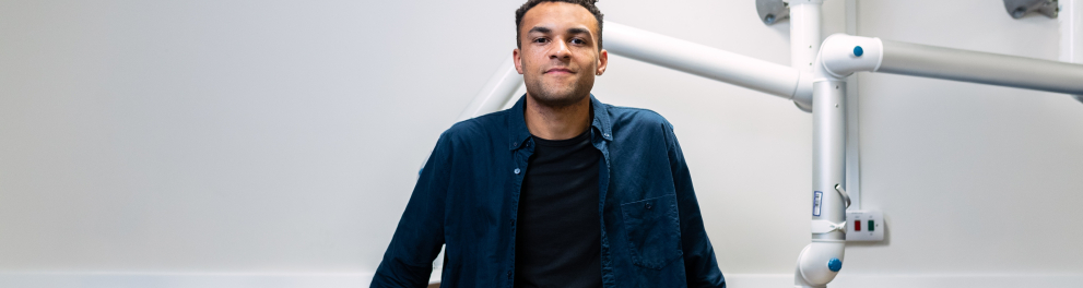 Imagem mostra um homem sorrindo