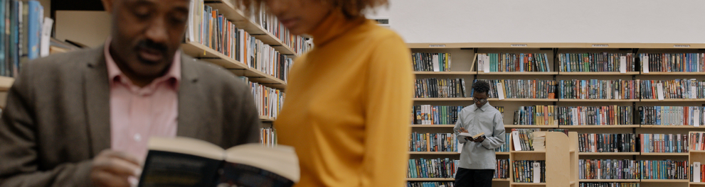 Imagem mostra pessoas lendo livros