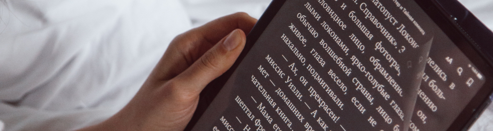 Imagem mostra uma pessoa fazendo a leitura através de um tablet