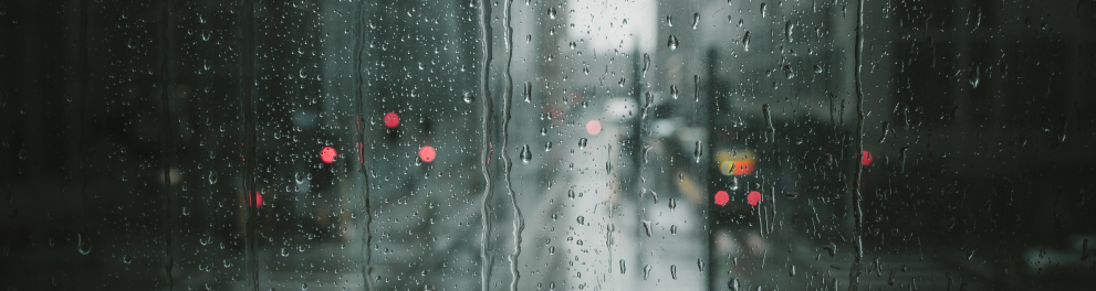 Imagem mostra uma janela com gotas de chuva