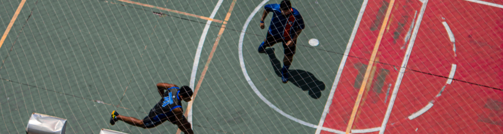 Imagem mostra cinco jogadores em uma quadra de futsal 